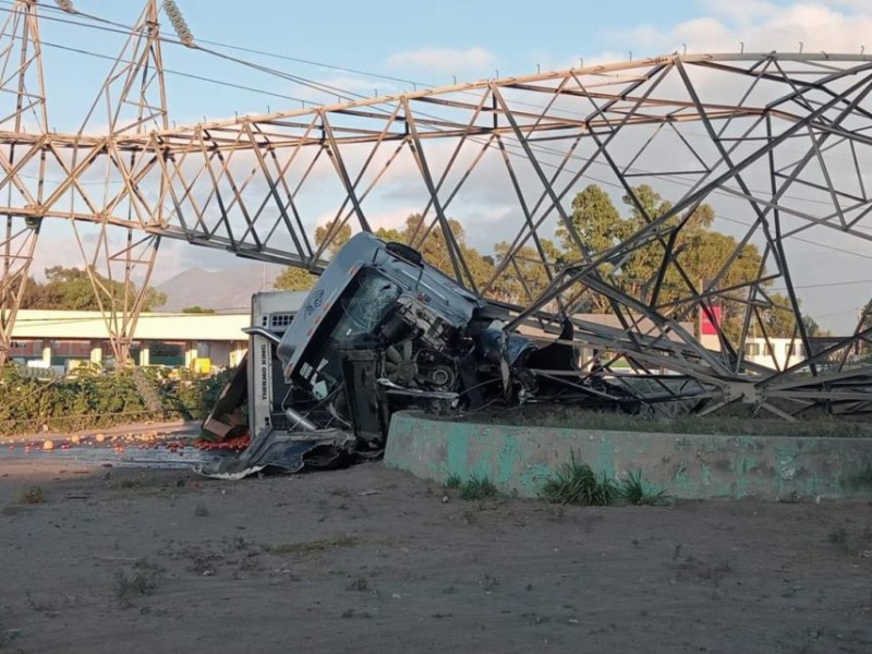 Choque provoca caída de torre de alta tensión en Ecatepec