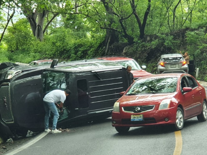 Choque provoca circulación lenta en carretera a Puerto Vallarta