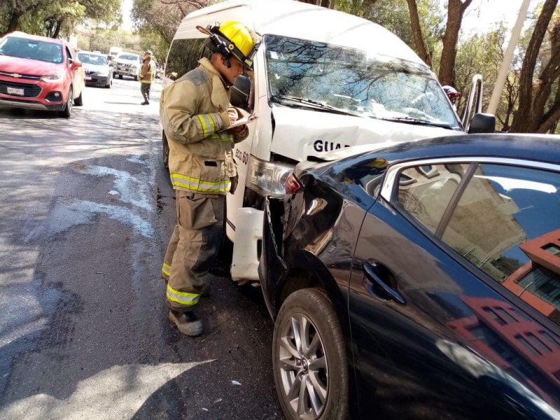 Choque sobre boulevard metropolitano