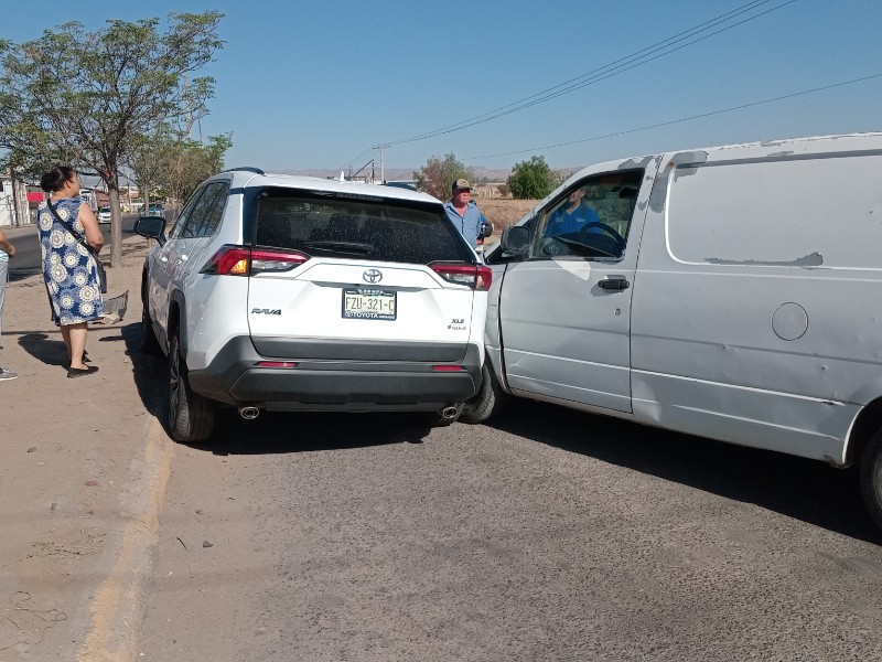 Choque vehicular en bulevar Río Grande de Durango causa daños materiales