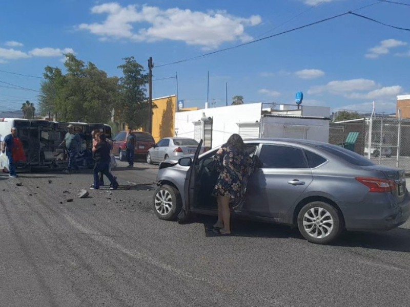 Choque-volcamiento deja dos personas lesionadas