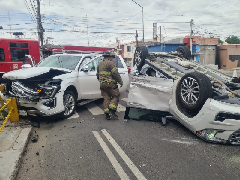 Choque-volcamiento en la San Benito deja un herido