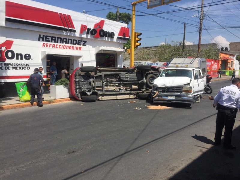 Choque y volcadura deja dos heridos