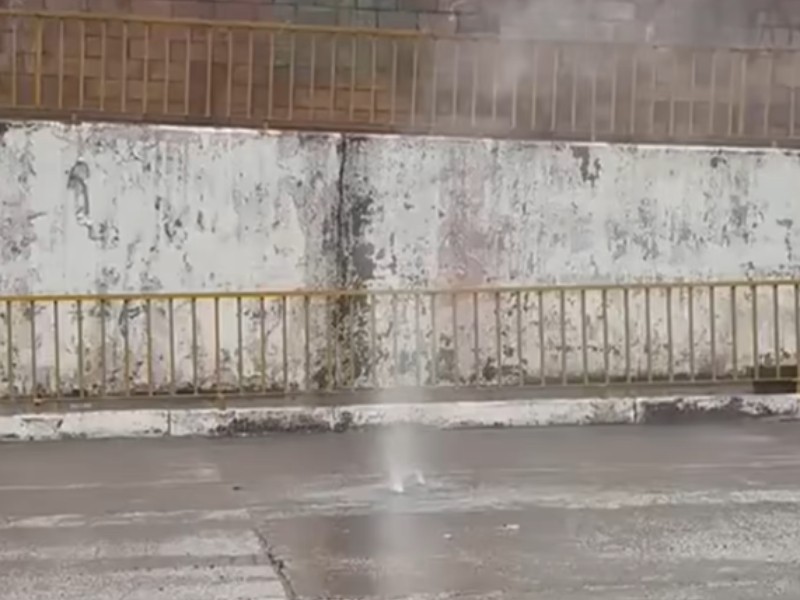 Chorro de agua surge en paso a desnivel de calle 200