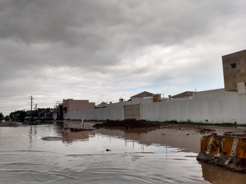 Chubascos provocan inundación en la colonia deportiva