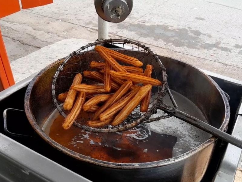 Churros azucarados, un antojito típico de la temporada decembrina