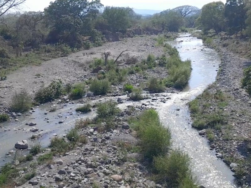 Ciapacov sigue derramando aguas negras al Río Colima