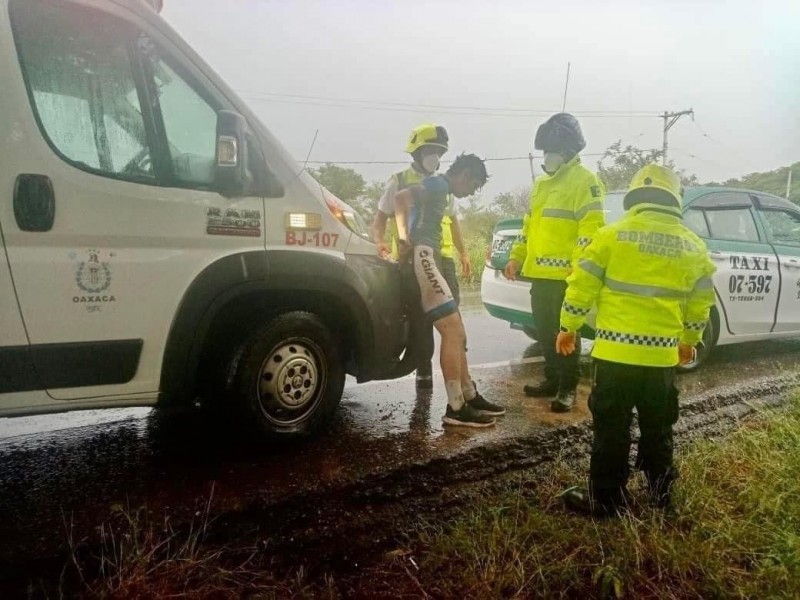 Ciclista es arrollado por taxi en la carretera Juchitán-Tehuantepec