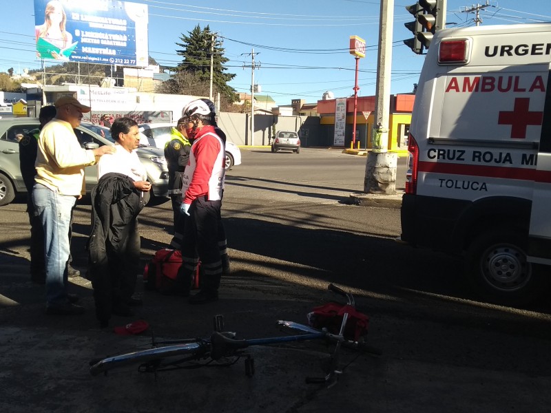 Ciclista es impactado por camioneta en Tollocan