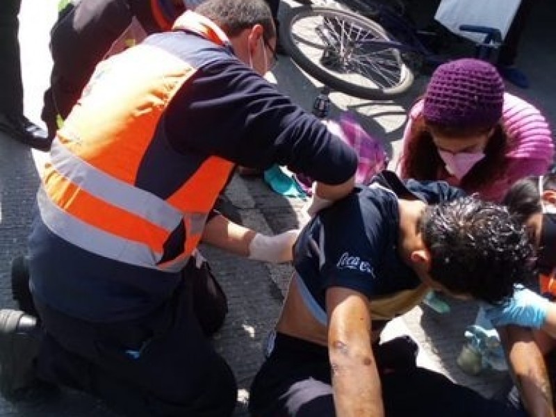 Ciclista invade carril de RUTA y la unidad lo atropella