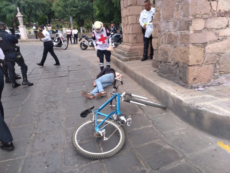 Ciclista muere tras estrellarse en el Acueducto de Zacatecas