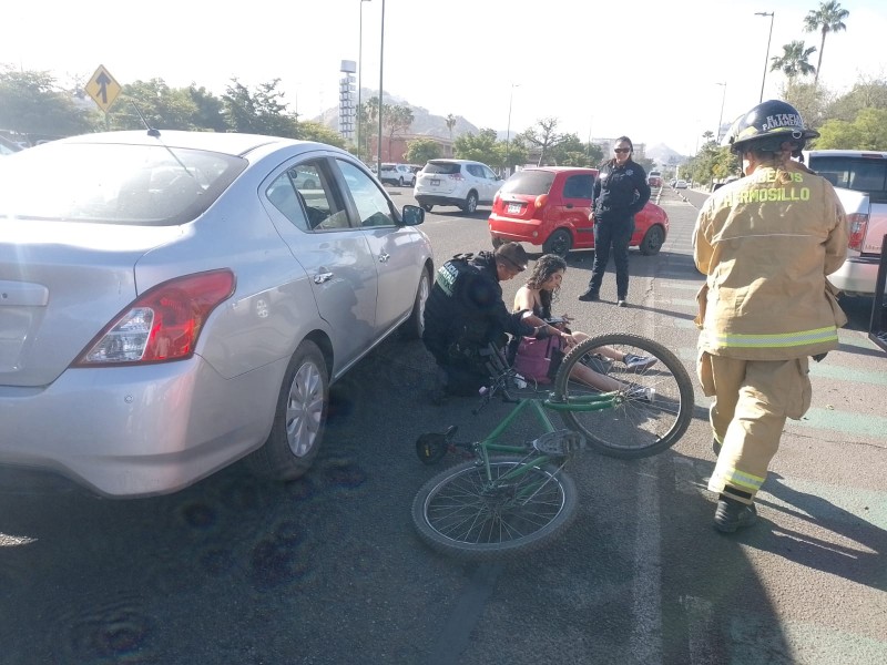 Ciclista resulta lesionada en choque con carro