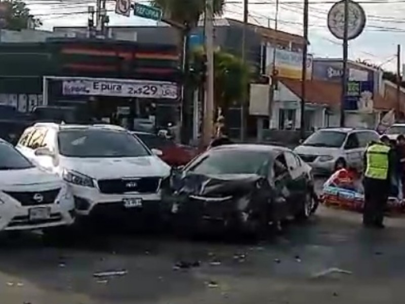 Ciclista resulta lesionado en carambola de vehículos