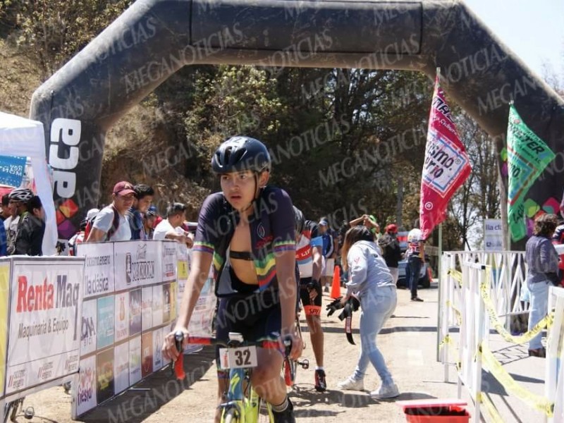 Ciclista tehuano, ejemplo de perseverancia