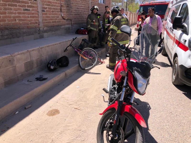 Ciclista y motociclista resultan lesionados en choque