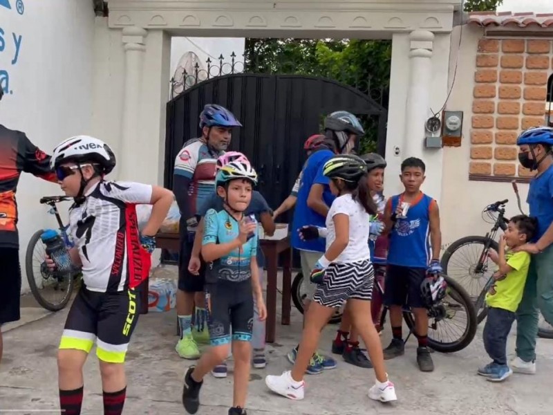 Ciclistas de Juchitán recolecta víveres para damnificados de la Costa
