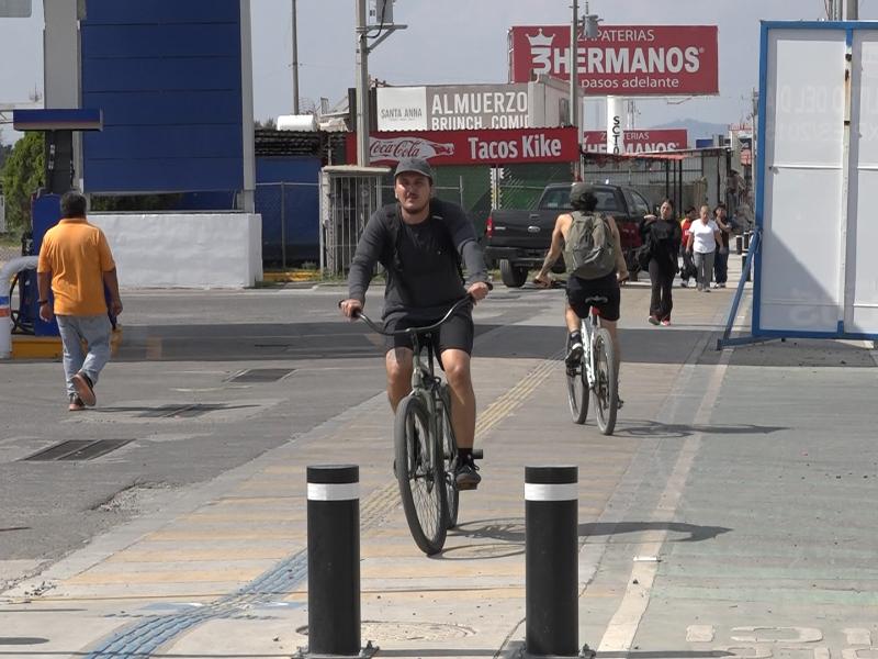 Ciclistas en riesgo por imprudencia vial en bulevar Aeropuerto