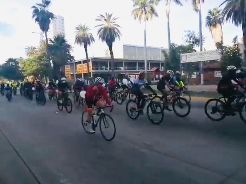 Ciclistas ruedan por justicia para Julio César