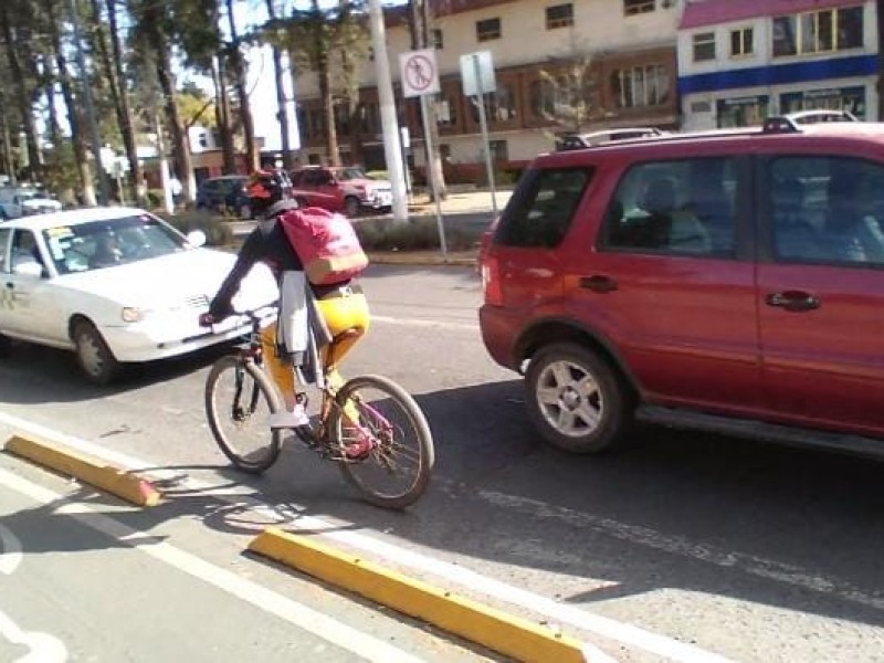 Ciclovía Paseo Colón invadida por familiares de pacientes de hospitales