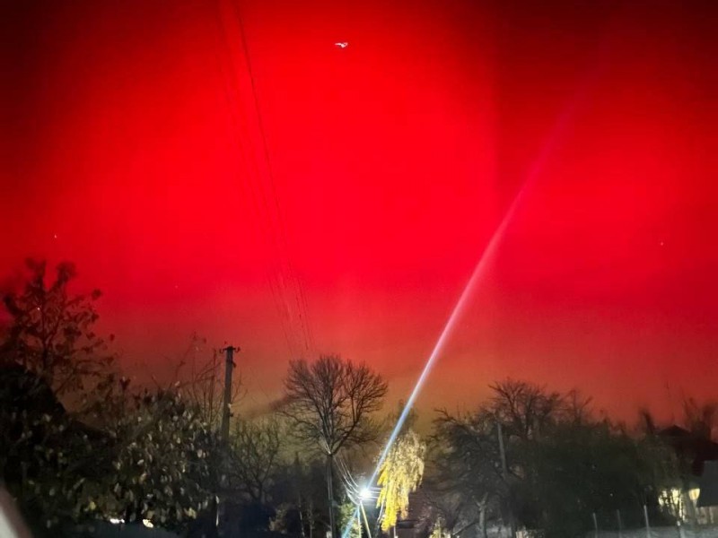Cielo ruso es iluminado por inusual aurora boreal escarlata