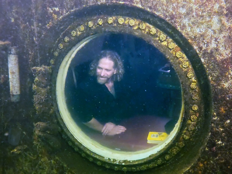 Científico bate récord tras vivir 100 días bajo el agua
