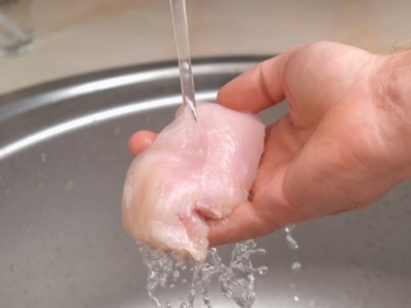 Científico pide no lavar el pollo para evitar esparcir bacteria