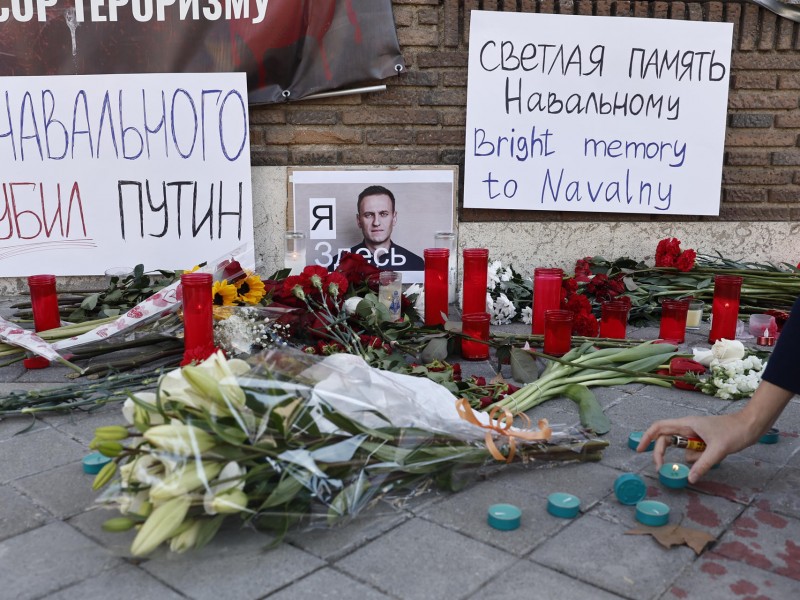 Cientos acuden al funeral del opositor ruso Navalni