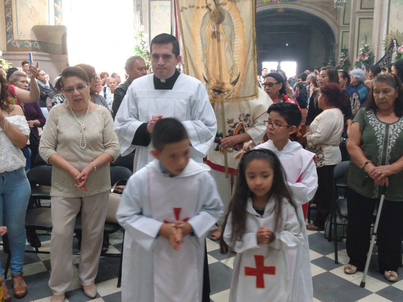 Cientos asisten a venerar a virgen de Guadalupe