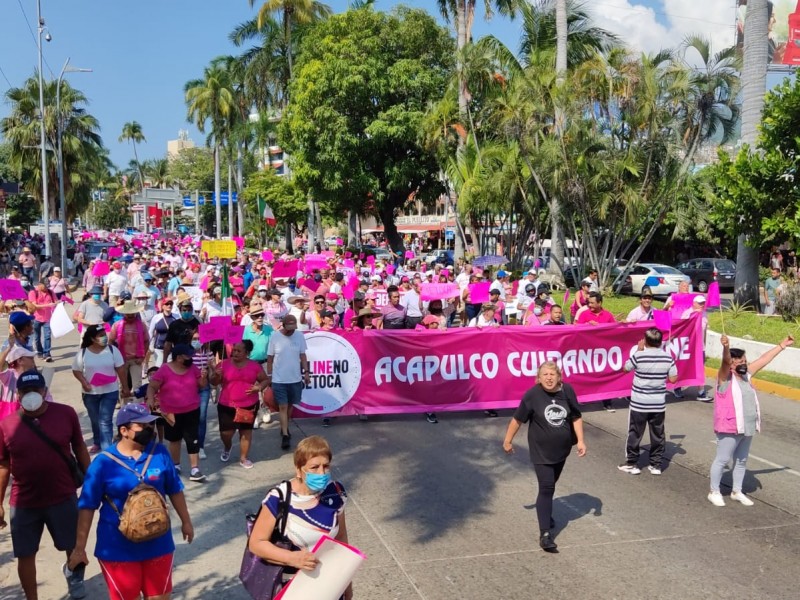 Cientos de Acapulqueños marchan en defensa del INE