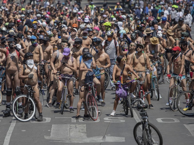 Cientos de ciclistas ruedan desnudos en CDMX por seguridad víal