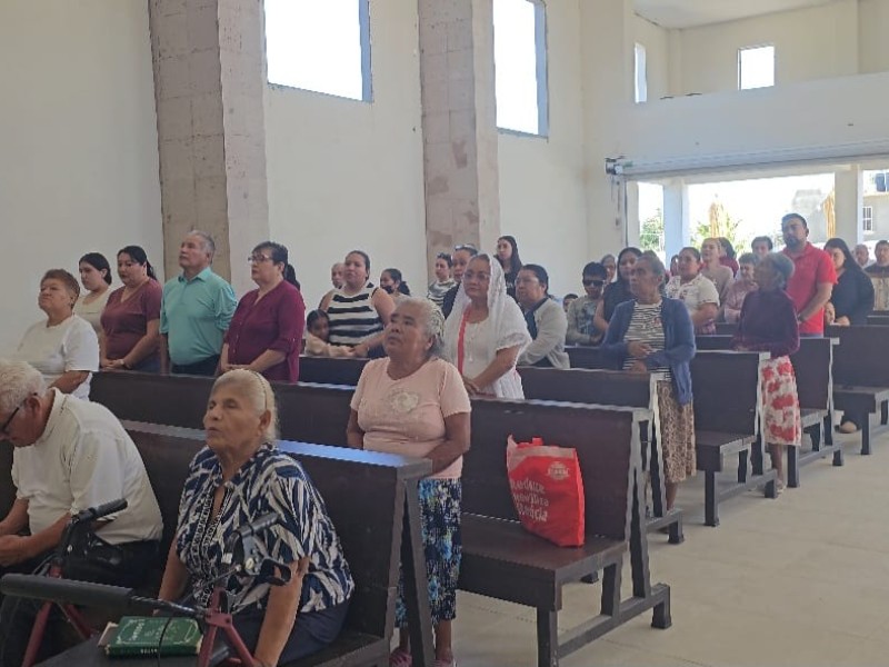 Cientos de fieles acuden a festear a la Virgen de Guadalupe