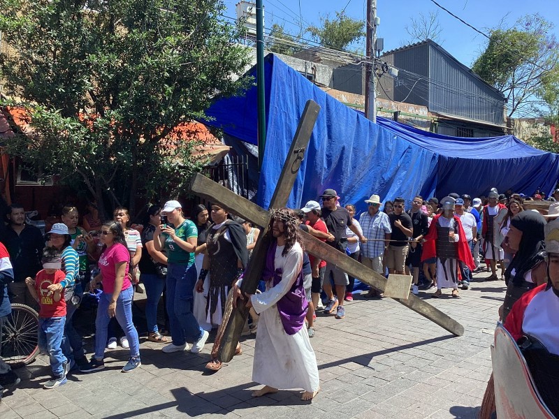 Cientos de leoneses acuden a viacrusis en Barrio del Coecillo