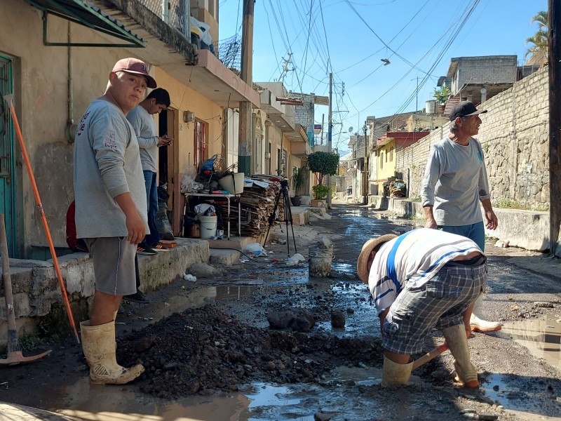 Cientos de litros de agua potable tirándose en calle Tenochtitlán