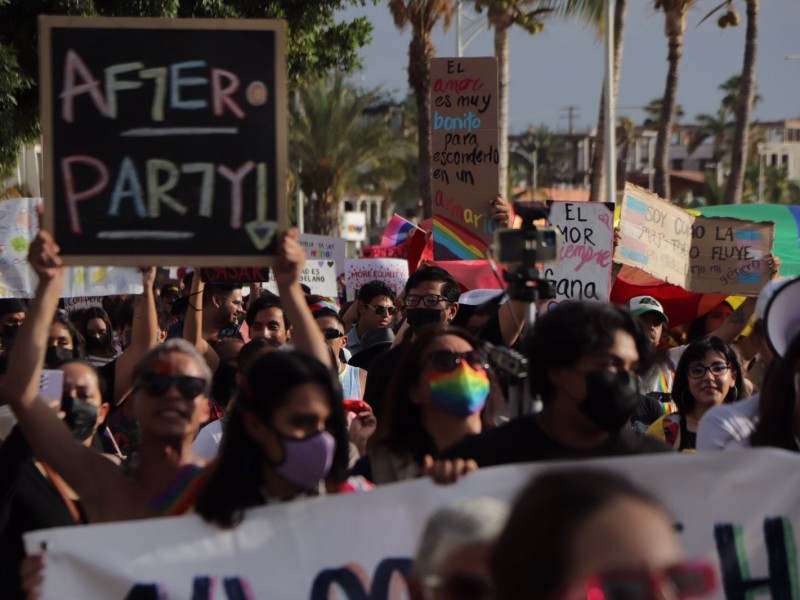 Cientos de personas celebrarón el PRIDE