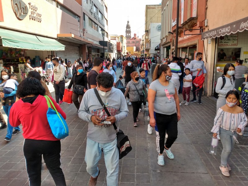 Cientos de personas en Zona Centro para hacer compras decembrinas