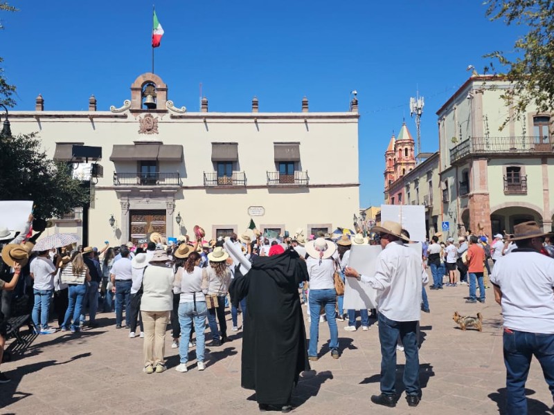 Cientos de queretanos participan en manifestación de la 