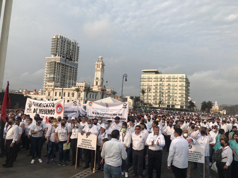Cientos de trabajadores se reúnen en Macroplaza de Veracruz