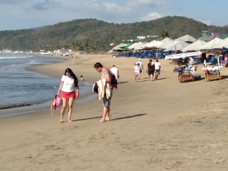 Cientos de turistas disfrutan de las playas de Manzanillo