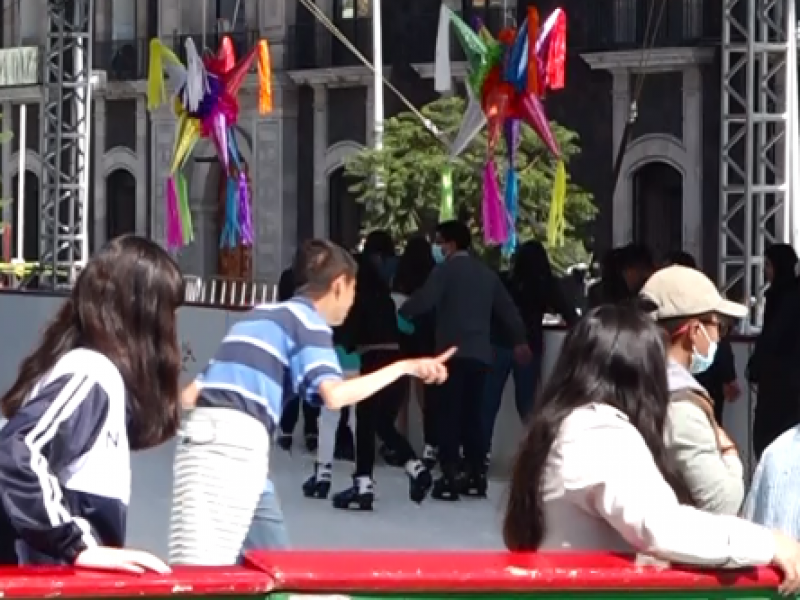 Cientos de visitantes en pista de hielo de Toluca