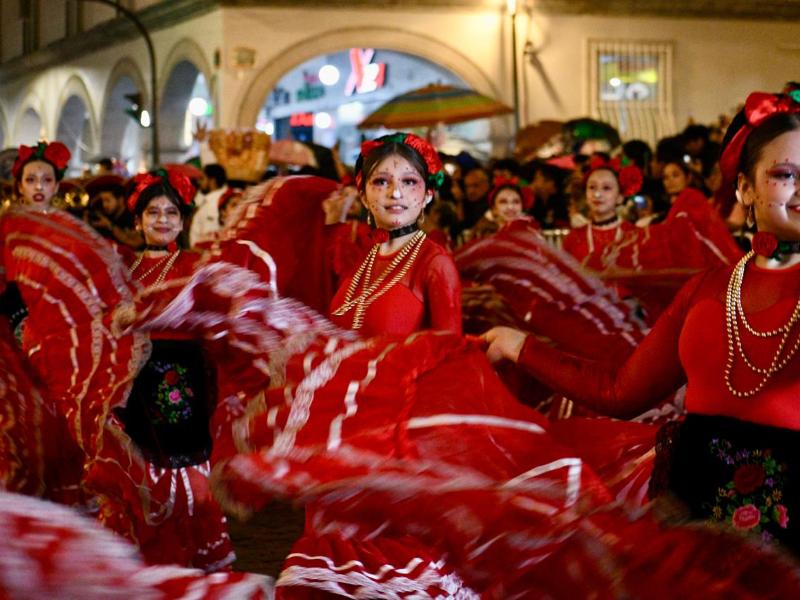 Cientos de xalapeños disfrutan el desfile monumental de las Almas del Mictlán