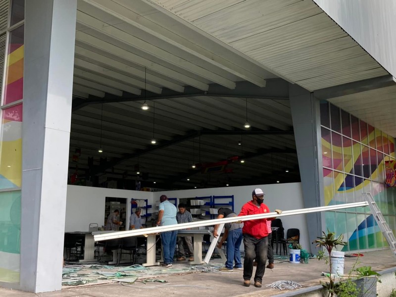 Cierran biblioteca de la Alameda, lluvia derribó ventanal