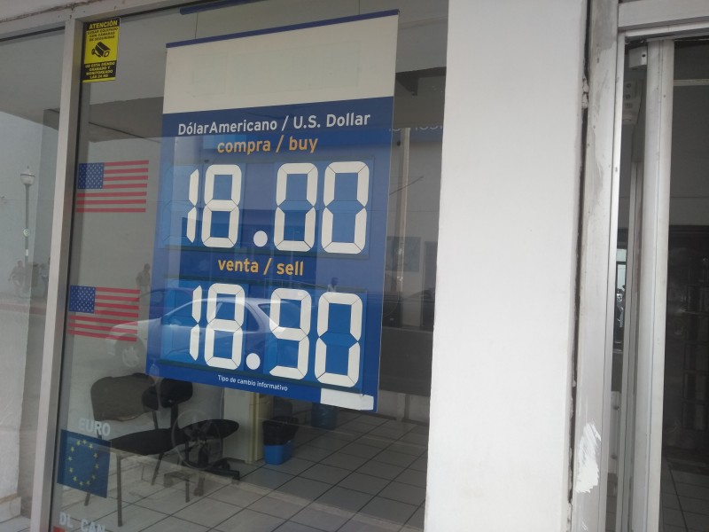 Cierra dólar debajo de 19 pesos