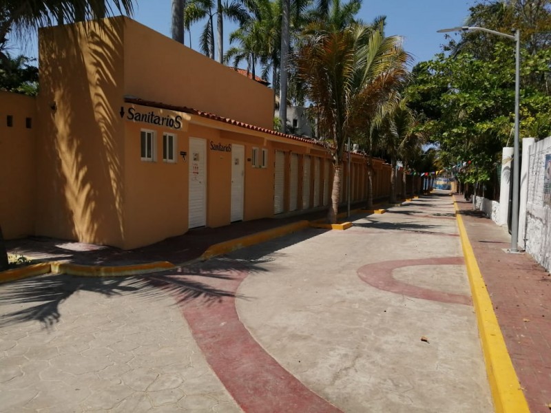 Cierra mercado de artesanías en playa La Ropa