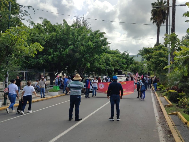 Cierra SUSPEG calles en Chilpancingo contra cambios en la SEG