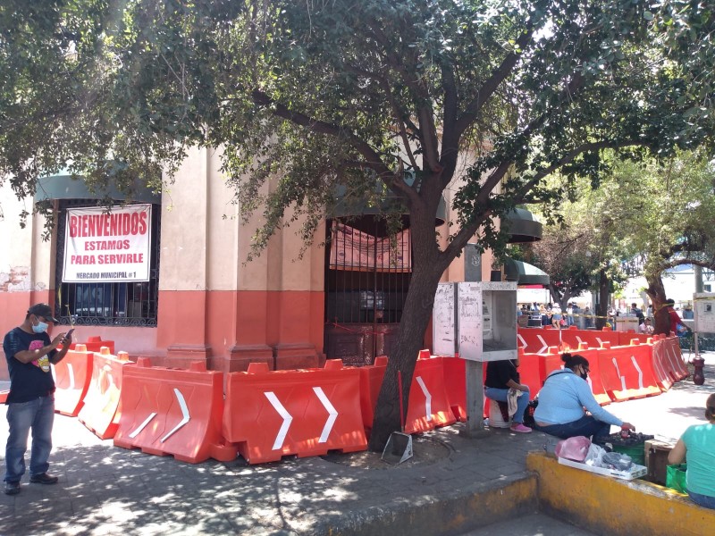 Cierran acceso en donde cayó moldura en Mercado Municipal