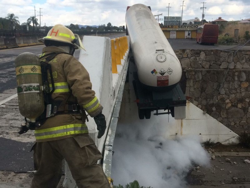 Cierran autopista a Tepic por derrame de amoniaco