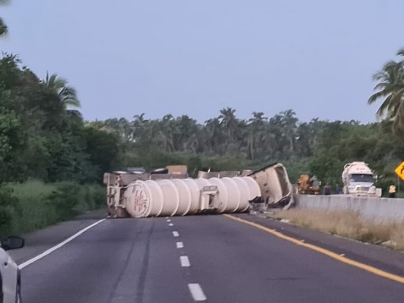 Cierran autopista Colima-Manzanillo por volcadura de pipa con gasolina