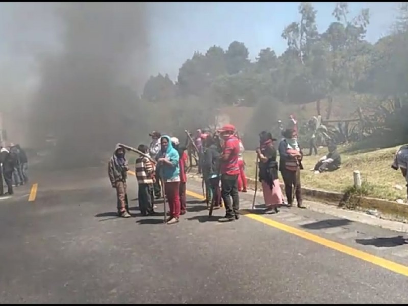 Cierran autopista para manifestarse en contra de federales