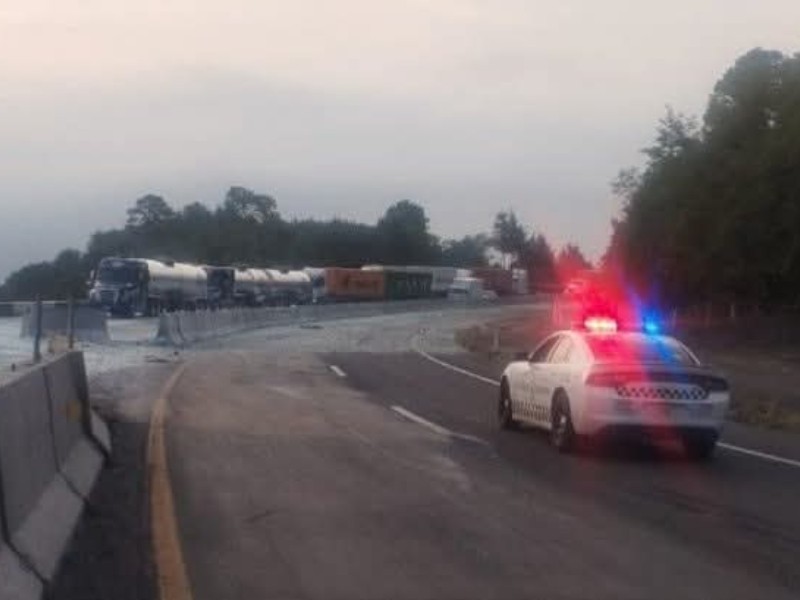 Cierran autopista Perote-Banderilla por volcadura de tráiler