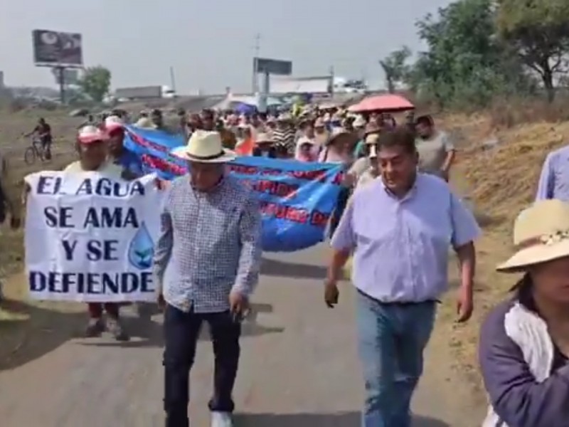 Cierran autopista por manifestación en contra de pozos